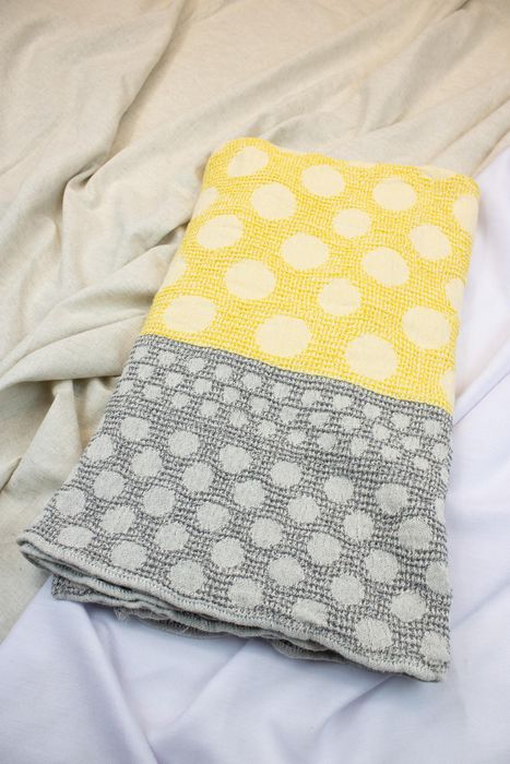 Linen bath towel Circles yellow 145x90